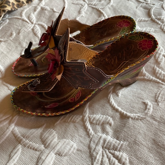 Fabulous wedge sandals. - Picture 2 of 6